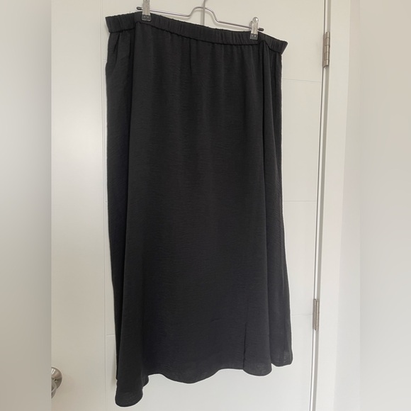 Black asymmetrical midi skirt - Picture 3 of 3
